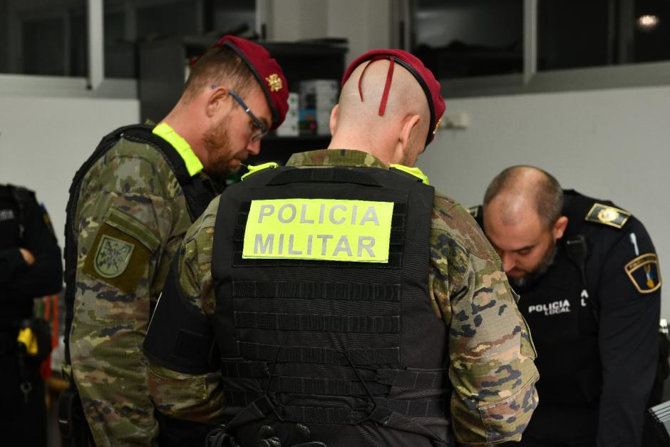 Dos policías militares junto a un policía local