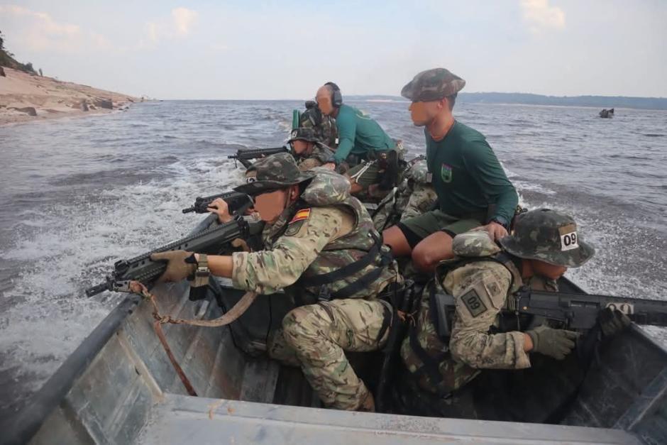 Desembarco de fuerzas del MOE en la Selva de Brasil