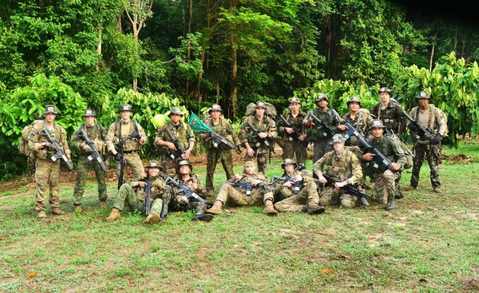 Foto de familia del curso del MOE en la selva brasileña