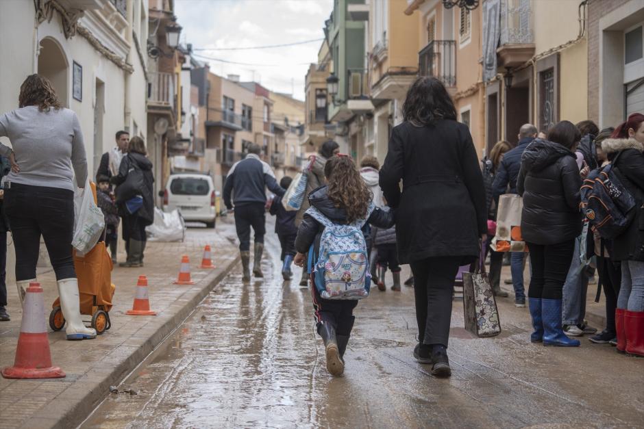 Una niña con su madre sale del colegio 'La Inmaculada', el primero en abrir tras la DANA