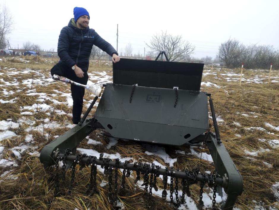 El veterano de guerra ucraniano Oleksander Zhuravel junto a la máquina de desminado Zmii,