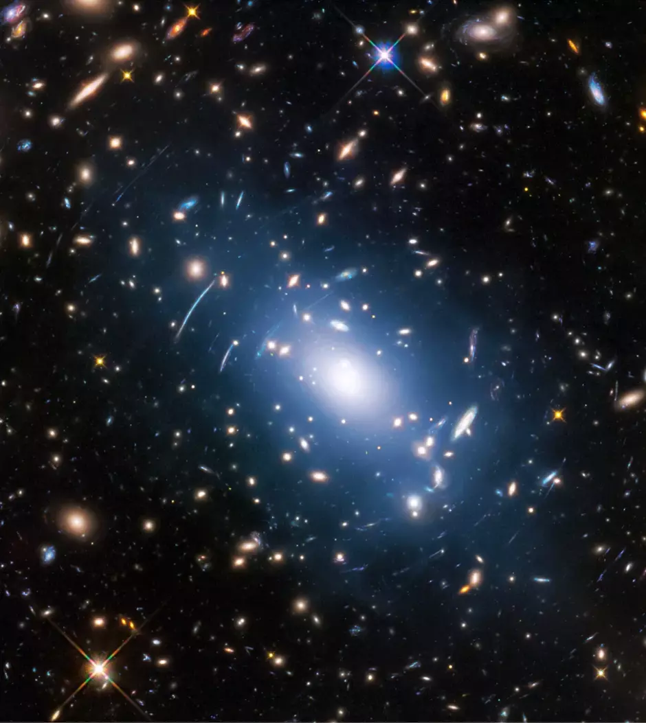 El cúmulo de galaxias Abell S1063, visto por el telescopio espacial Hubble de la NASA/ESA