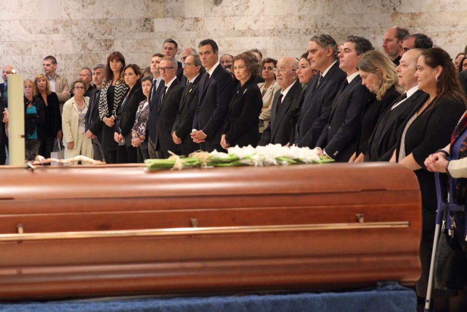 Su Majestad la Reina Doña Sofía en la misa funeral junto a Pedro Sánchez y el resto de las autoridades asistentes frente al féretro de la soprano Montserrat Caballé en 2018