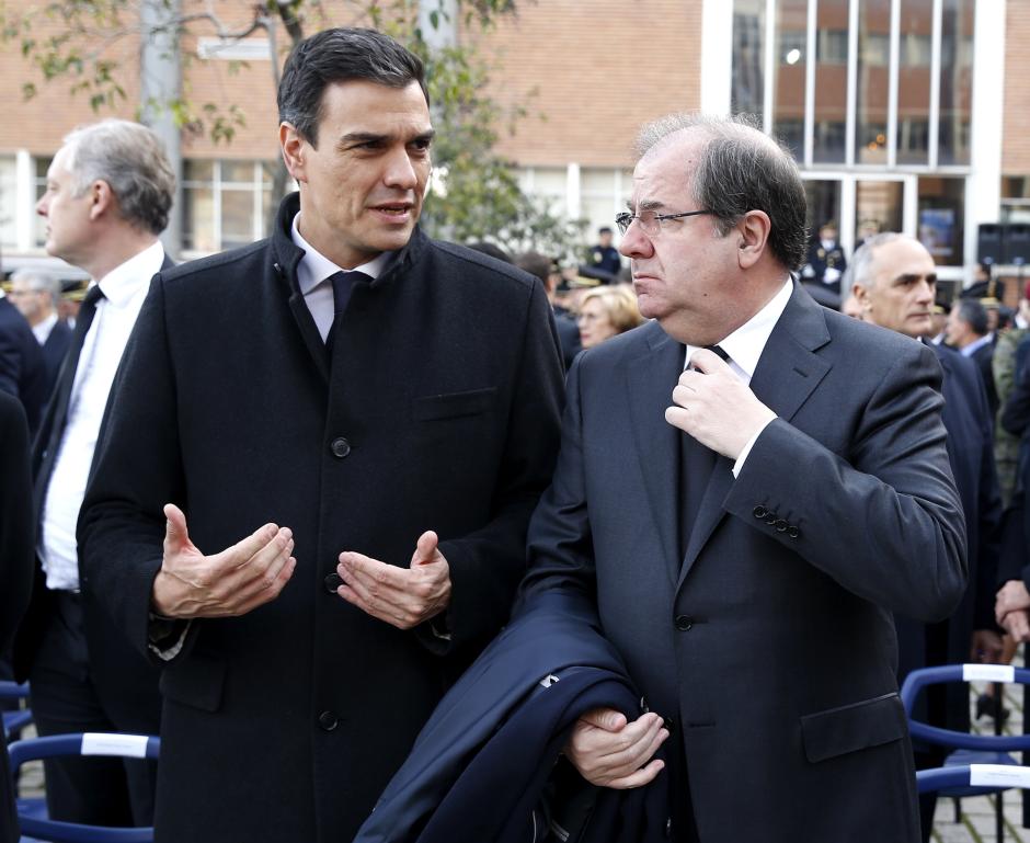 El líder del PSOE, Pedro Sánchez (i), conversa con el presidente de Castilla y León, Juan Vicente Herrera (d), durante el funeral de Estado por los dos policías fallecidos en el atentado talibán perpetrado en la embajada española en Kabul