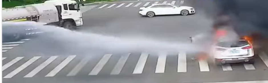 Los bomberos usan sus mangueras a decenas de metros