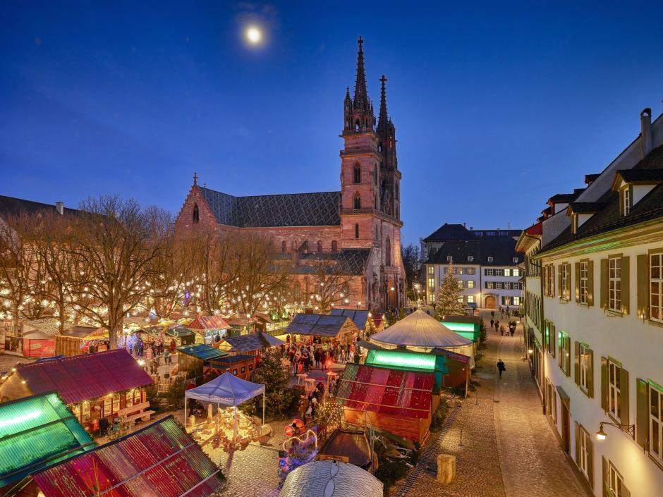 Basler Weihnachtsmarkt auf dem Münsterplatz / Basel Christmas market at Münsterplatz