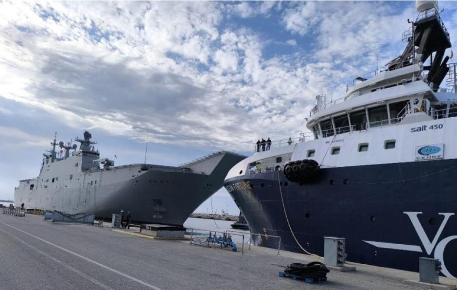 El futuro buque Cartagena atracado en el muelle de la Base Naval de Rota junto al L-61 Juan Carlos I