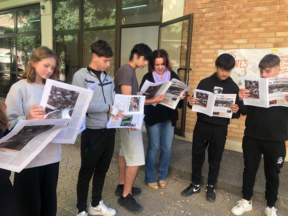 Presentación del diario en homenaje a las víctimas de la dana escrito por alumnos de secundaria en Valencia