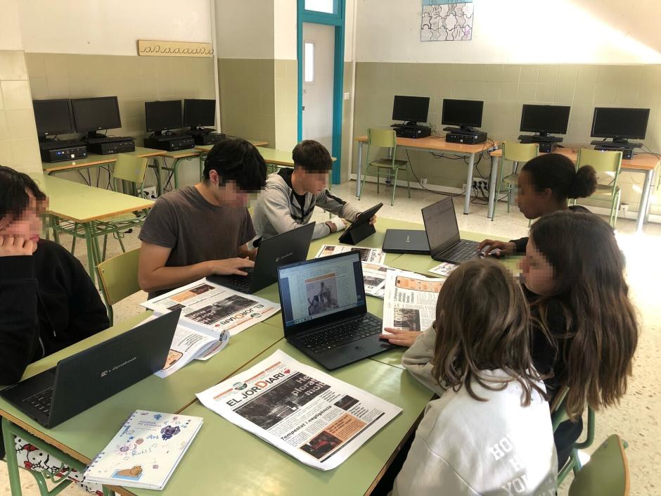 Presentación del diario en homenaje a las víctimas de la dana escrito por alumnos de secundaria en Valencia