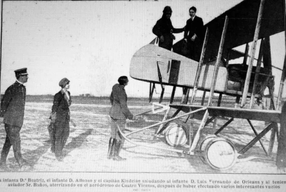 La infanta Dª Beatriz, el infante D. Alfonso y el capitán Kindelán saludando al infante D. Luis Fernando de Orleans y al Sr. Baños, teniente aviador