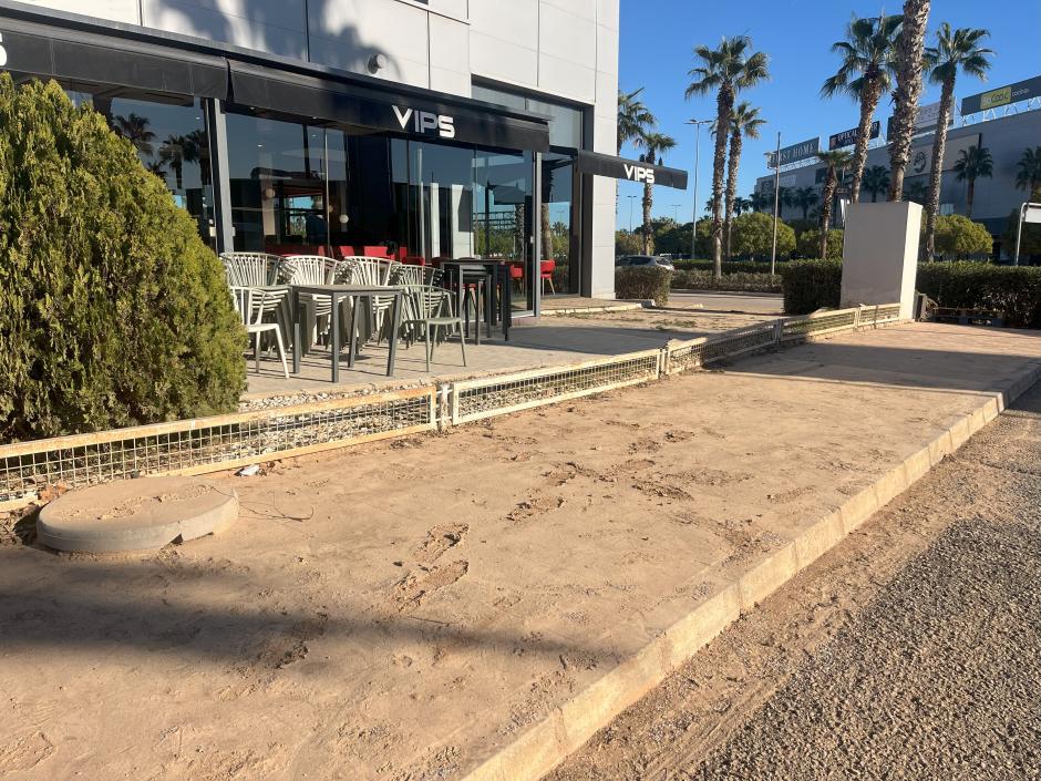 Parte exterior del centro comercial Bonaire, todavía con barro