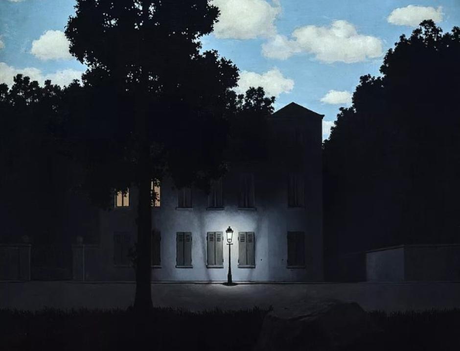 Detalle de uno de los 17 óleos de la serie El Imperio de la luz de Magritte