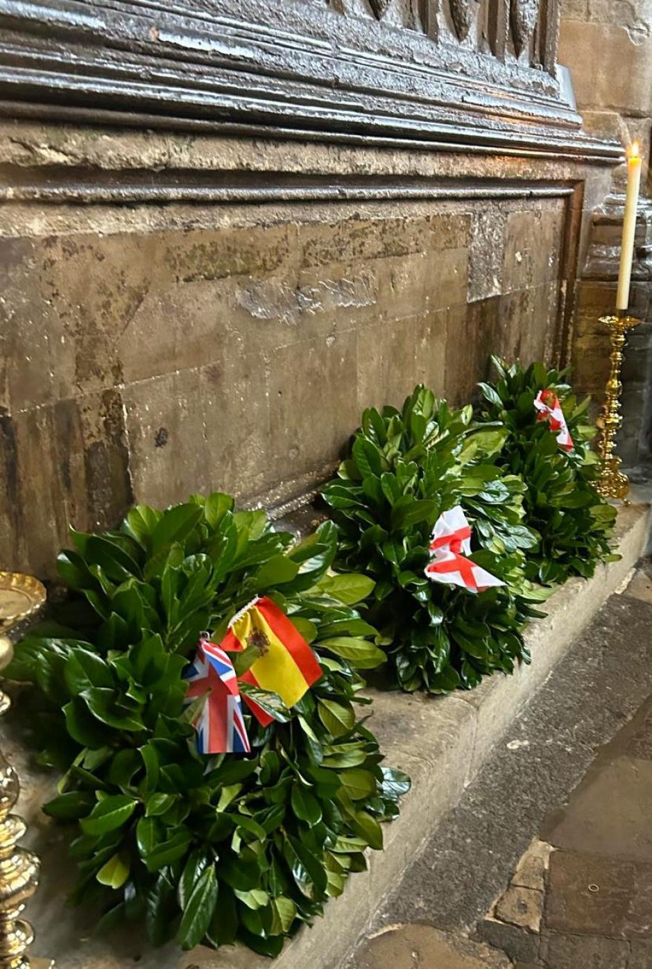 Ofrenda floral ante la tumba de Leonor de Castilla Reina de Inglaterra