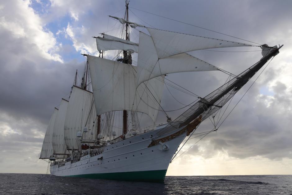 Enero de 2025. El Buque Escuela Juan Sebastián de Elcano, navegando a vela durante su XCVI Crucero de Instrucción, mientras cruza el océano Atlántico.