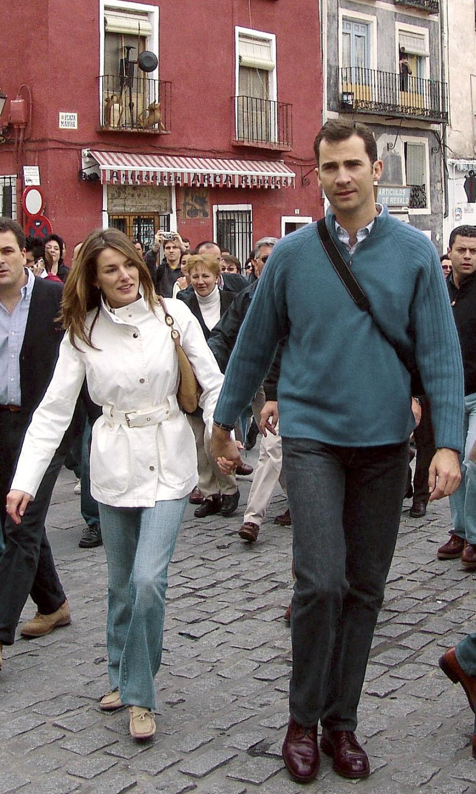 Don Felipe y Doña Letizia, paseando por Cuenca el 24 de mayo de 2004