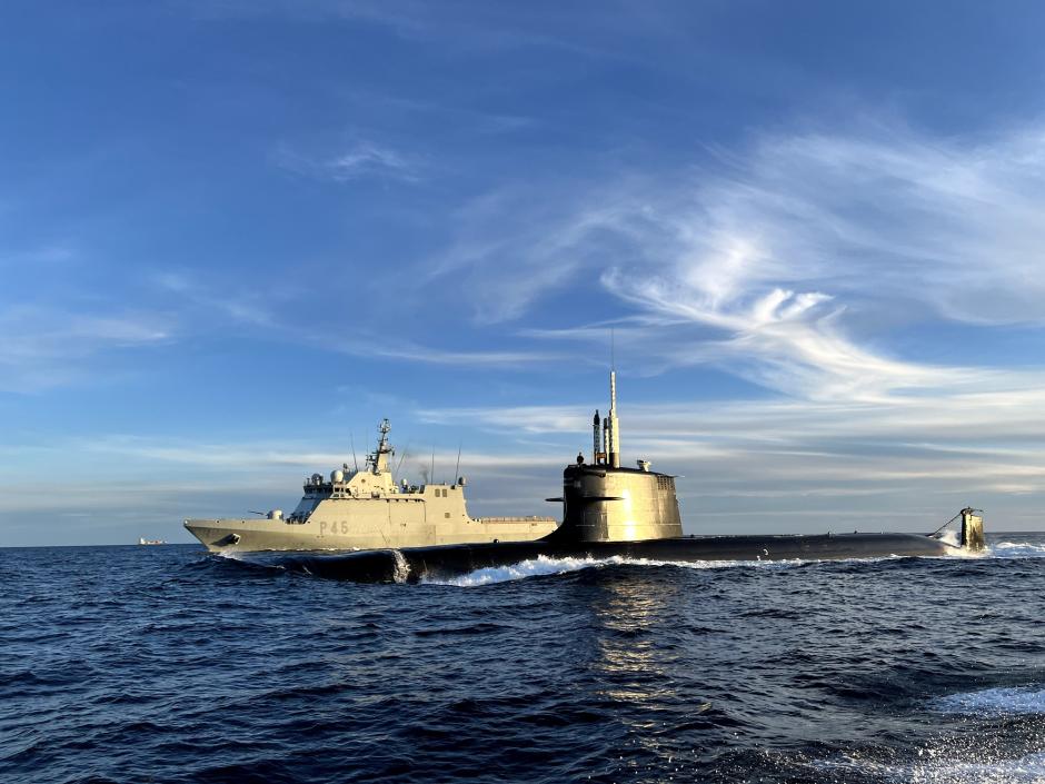 El Submarino S-81 "Isaac Peral", navegando en conserva con el Buque de Acción Marítima "Audaz".