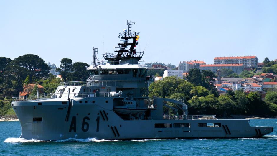 Buque multipropósito Carnota frente a la costa de Mugardos en la Ría de Ferrol