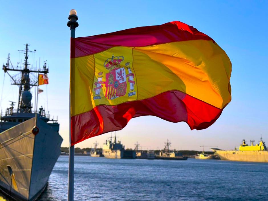 Bandera nacional ondeando al ocaso en la fragata Victoria, en la base naval de Rota