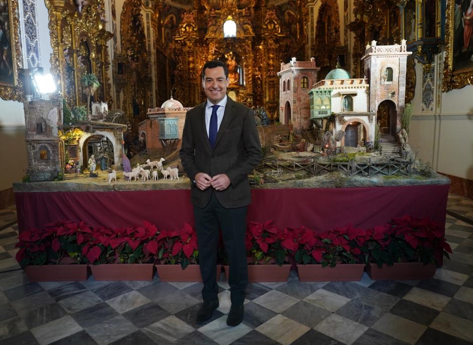 Juanma Moreno posa ante el belén del Palacio de San Telmo, sede de la Presidencia de la Junta de Andalucía, en Sevilla