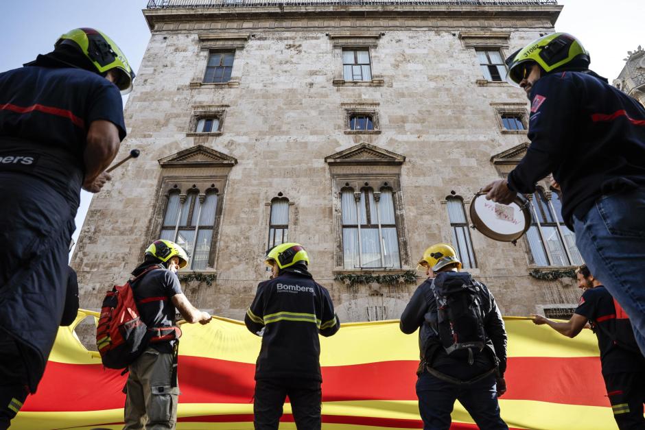 Bomberos frente al Palacio de la Generalitat