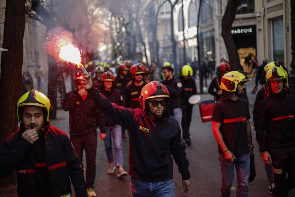 Bomberos valencianos, este miércoles, en la calle San Vicente mártir, en Valencia