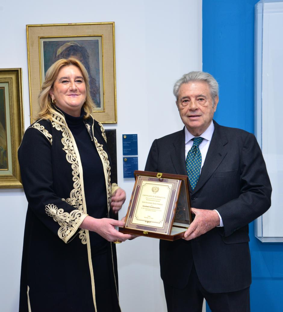 Sonia Fernández-Durán Thiebaut recibe su placa honorífica de manos del duque de Sevilla