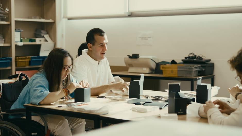 Uno de los talleres de Prodis, donde personas con discapacidad intelectual montan las velas