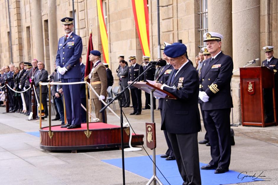 Día del Veterano en Ferrol. González Gallarza hijo ante el atenta mirada de Su Majestad el Rey