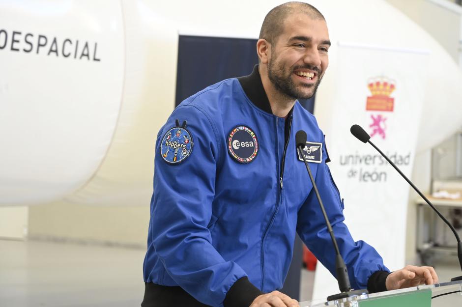 El astronauta Pablo Álvarez ha regresado este jueves a la Universidad de León (ULe), su casa durante siete años, donde se ha reunido con estudiantes de la Escuela de Ingenierías a los que ha pedido que aprovechen "todas las oportunidades que les pueda ofrecer la vida". EFE/J. Casares