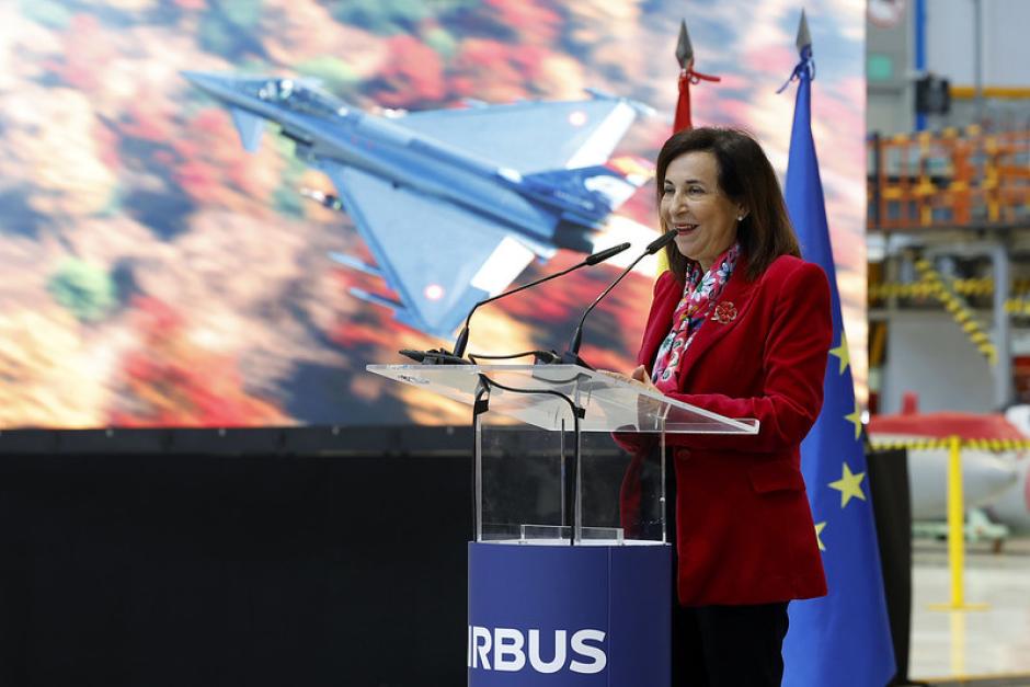 La ministra de Defensa, Margarita Robles, durante el acto de firma del contrato con Airbus para la adquisición de 25 nuevos Eurofighter