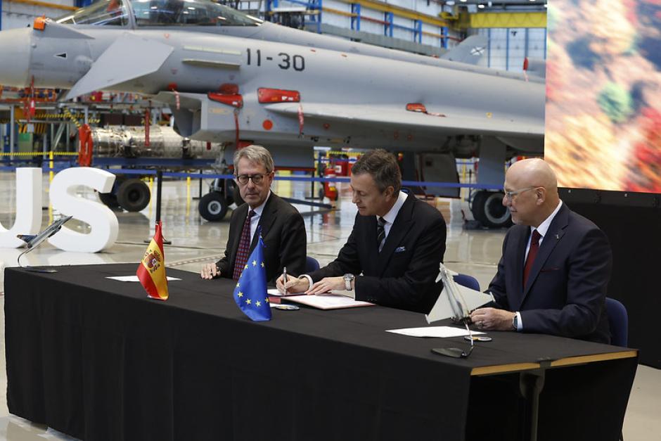 Acto de firma del contrato con Airbus para la adquisición de 25 nuevos Eurofighter.