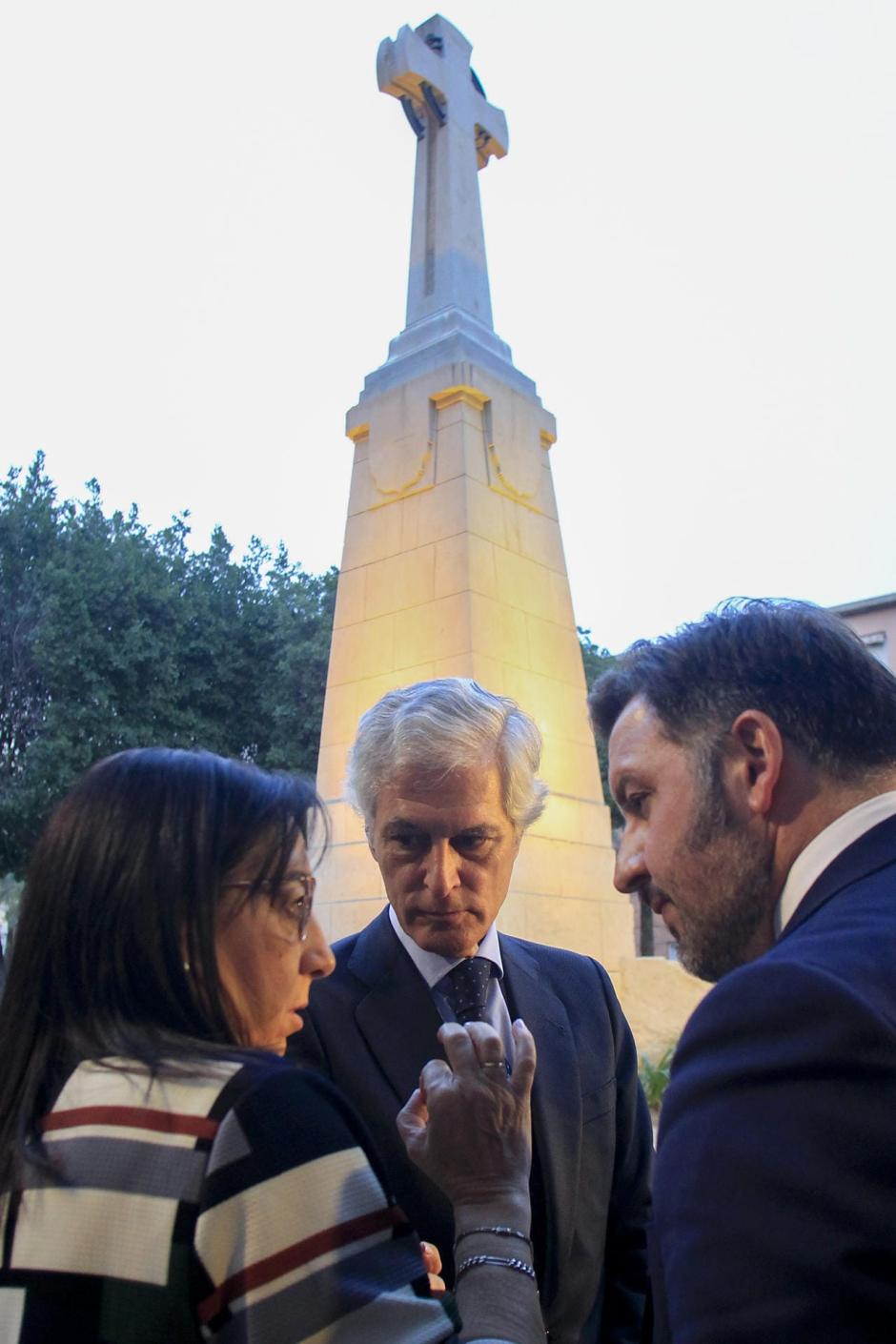 La presidenta de las Cortes Valencianas, Llanos Massó, junto al alcalde de Elche, Pablo Ruz, y Adolfo Suárez Illana