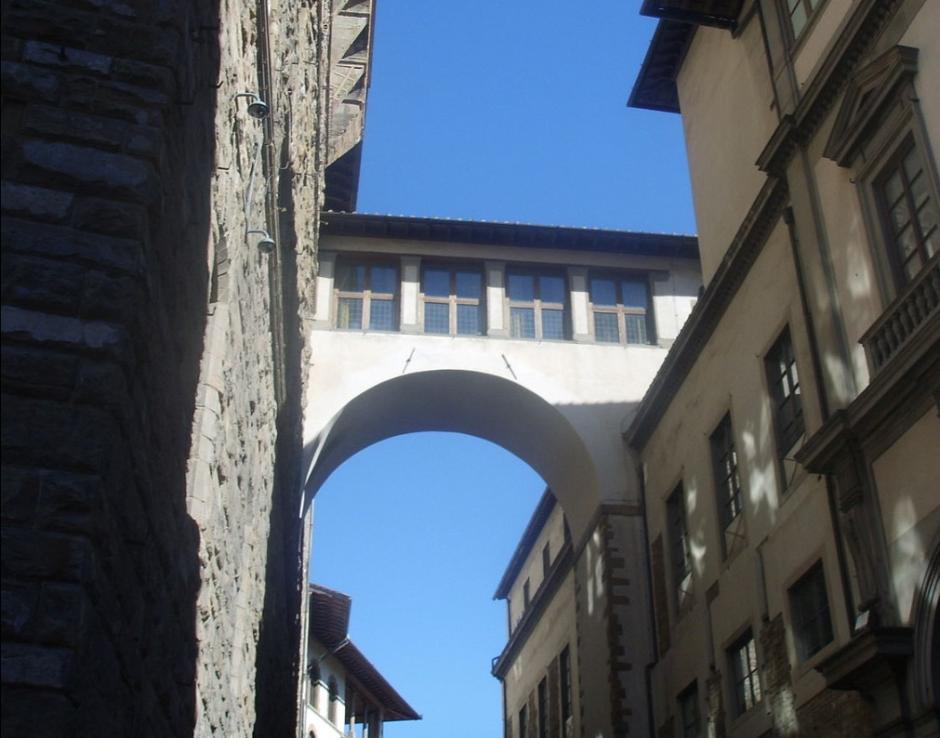 Pasaje sobre Via della Ninna y entrada en la Galería Uffizi desde el Palazzo Vecchio