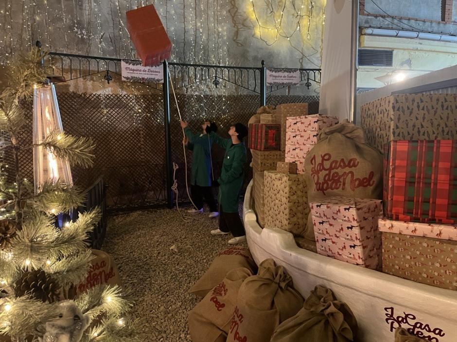 Elfos subiendo los regalos con la polea, en la Casa de Papá Noel, en Burriana