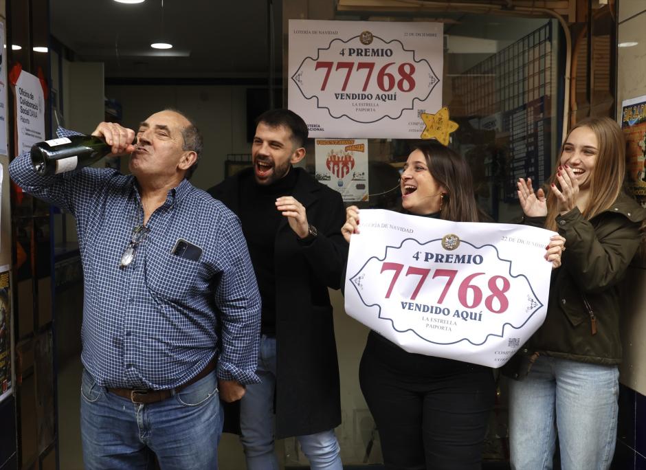 Empleados de la administración situada en la calle Jaume I, 1 celebran que han vendido parte del número 77.768 correspondiente al Cuarto Premio del Sorteo Extraordinario de la Lotería de Navidad 2024, a 22 de diciembre de 2024, en Paiporta