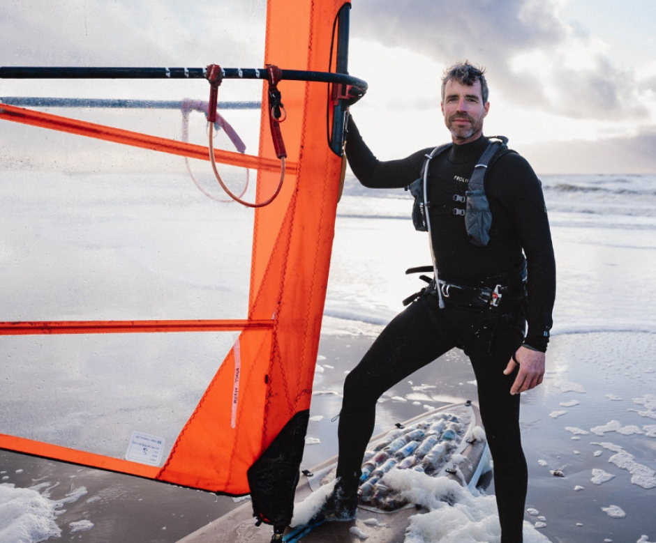 Merijn Tinga en su tabla de surf