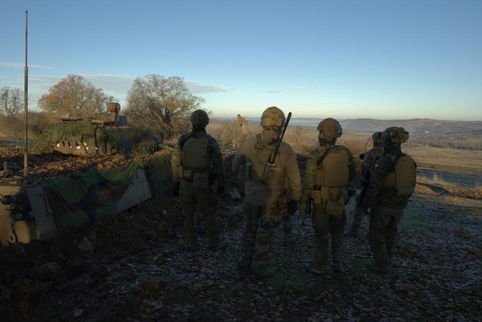 Relevo en posición a la compañía francesa del grupo táctico español en Rumanía durante el ejercicio Eagle Defender