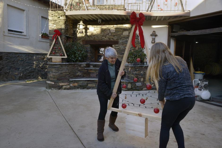 Varios vecinos colocan la decoración navideña, a 23 de diciembre de 2024, en Alvaredos, Quiroga, Lugo, Galicia (España). La aldea de Alvaredos, en la que viven habitualmente seis vecinos, se ha llenado de decoraciones navideñas gracias a uno de sus vecinos. Original de Quiroga (Lugo), Antonio López lleva más de cuatro décadas en Estados Unidos pero hace unos años decidió volver a su tierra natal para montar una pequeña bodega y todos los años trae la iluminación navideña desde New Jersey para decorar la pequeña aldea.

Rosa Veiga / Europa Press
23 DICIEMBRE 2024;NAVIDAD;DECORACIÓN;NAVIDEÑO;NAVIDEÑA;
23/12/2024