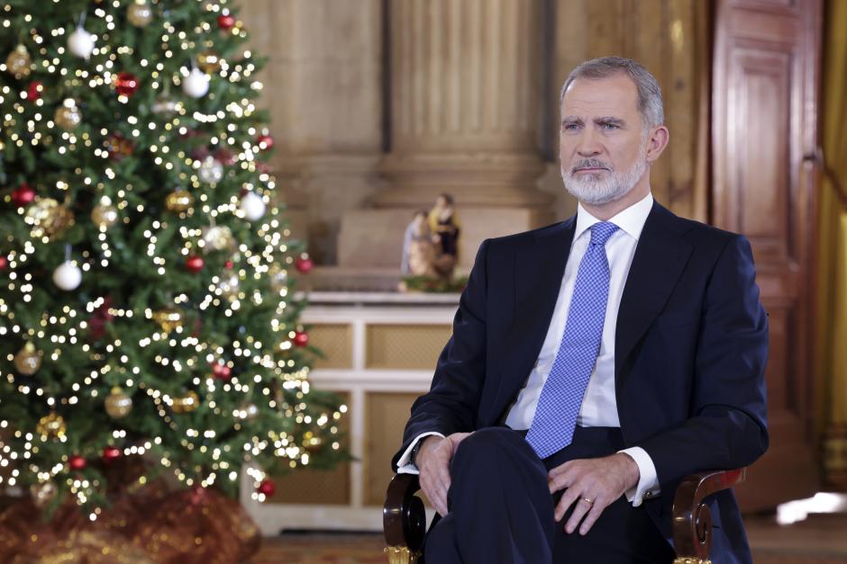 El Rey ante el misterio con el nacimiento del Niño Jesús y el árbol de Navidad