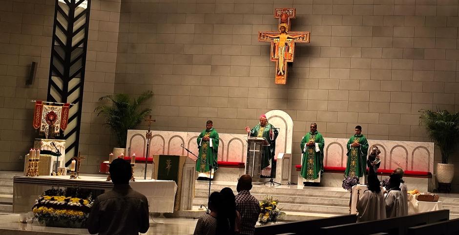 Monseñor preside la misa dominical en la catedral de Nuestra Señora de Arabia en Baréin