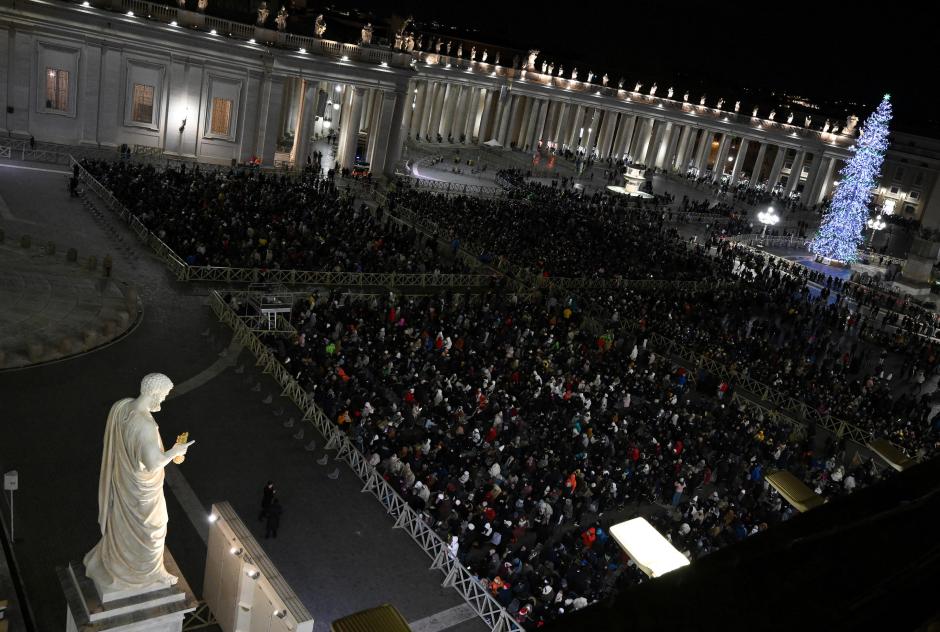 Miles de fieles en plaza de San Pedro han asistido al comienzo del Jubileo 2025