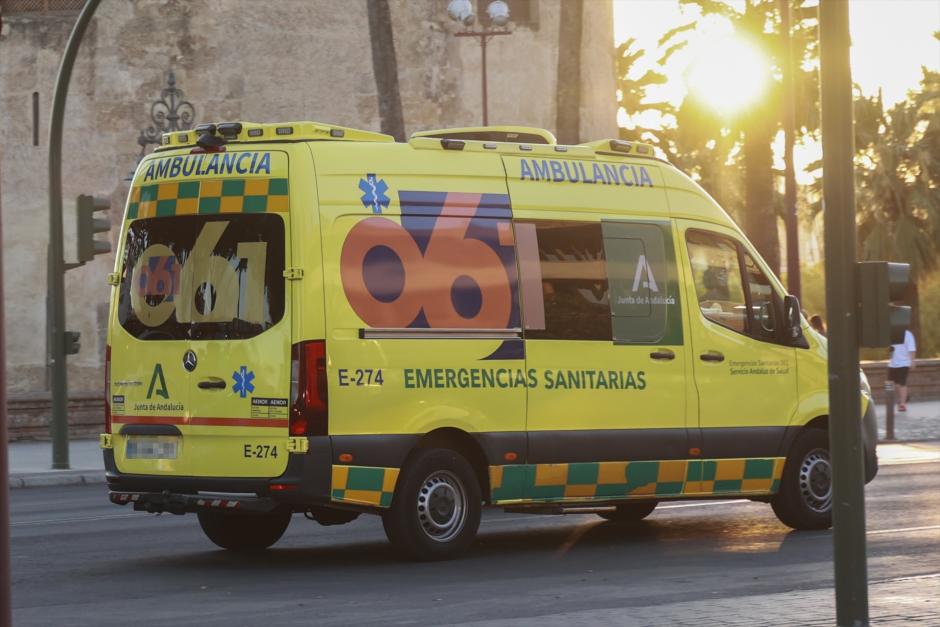 Vehículo de Emergencias Sanitarias (061) en el centro de Sevilla