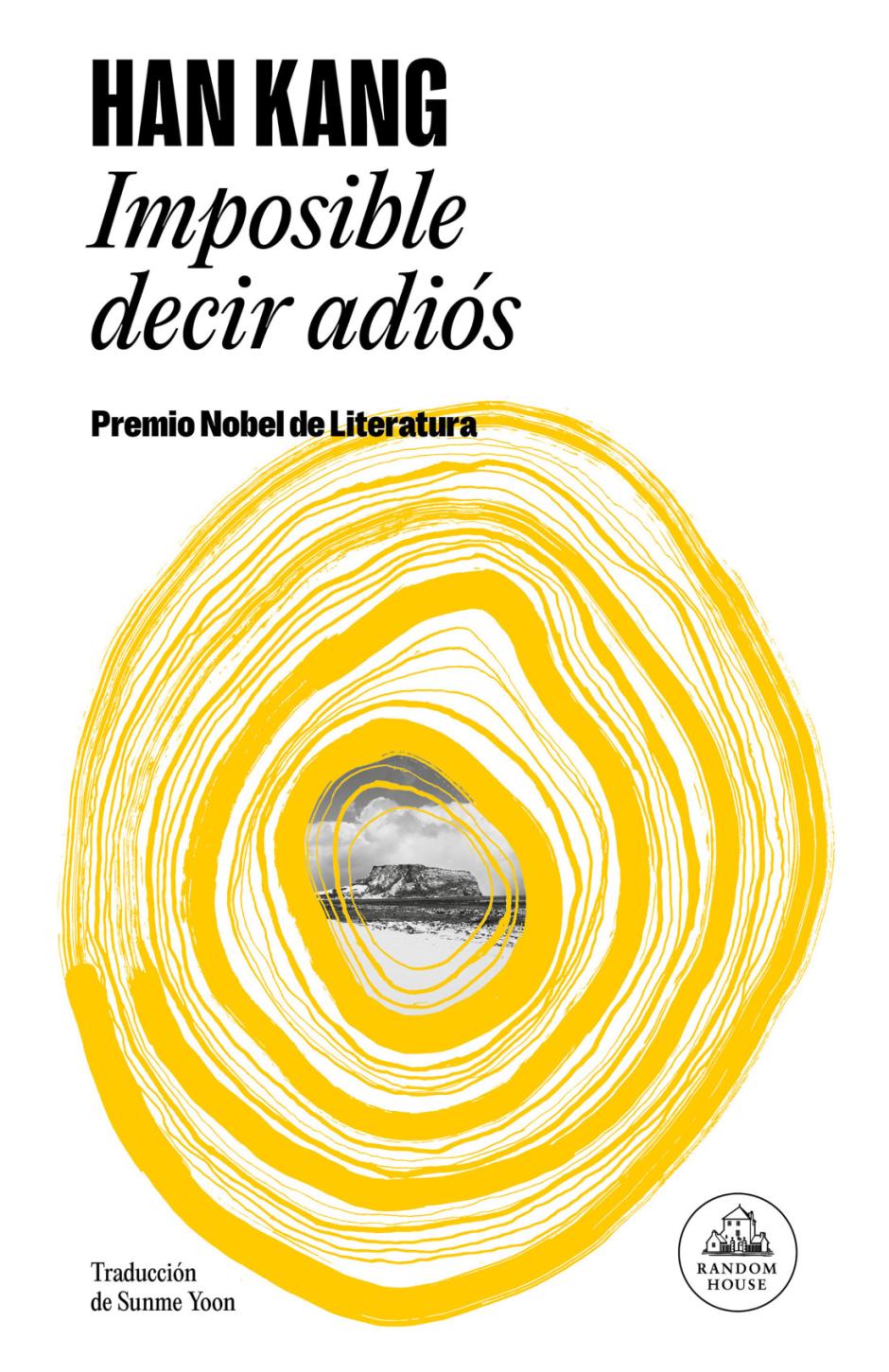 La última novela de la Premio Nobel de Literatura 2024, Han Kang, expone una premisa sencilla a partir de la cual, la escritora surcoreana explora uno de los episodios más oscuros de la historia de Corea.
Imposible decir adiós comienza con un accidente, una mujer que le pide a su amiga que acuda a su casa, situada en una isla, para dar de comer a su cotorra y evitar que se muera, una ventisca y un secreto desvelado en un lugar inesperado.