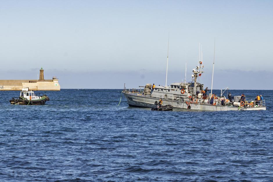 Una patrullera de Marruecos ha encallado este jueves en el mar a pocos metros de la costa de Melilla, donde Salvamento Marítimo y operarios del puerto de la ciudad autónoma están trabajando para intentar rescatarla tras la solicitud de colaboración por parte de las autoridades del país vecino.