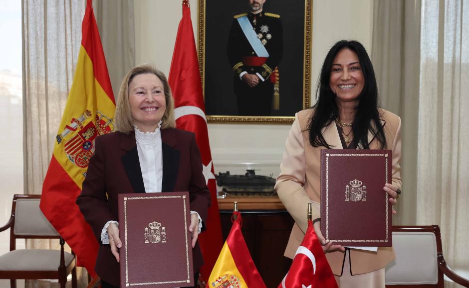 La secretaria de Estado de Defensa, Amparo Valcárcel, firmó un memorando de entendimiento entre España y Turquía con la embajadora de Turquía en España, Nüket Küçükel Ezberci