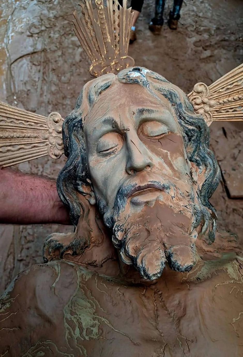 Entre los destrozos provocados por la Dana en la iglesia de San Jorge de Paiporta, apareció completamente embarrado, la figura de Cristo. Según el mismo párroco lo describió, «su imagen nos recuerda a los más de cien fallecidos en Paiporta, a la cantidad de desaparecidos aún no cuantificables, y a sus familias, que es la verdadera tragedia, la de las personas que han perdido la vida»