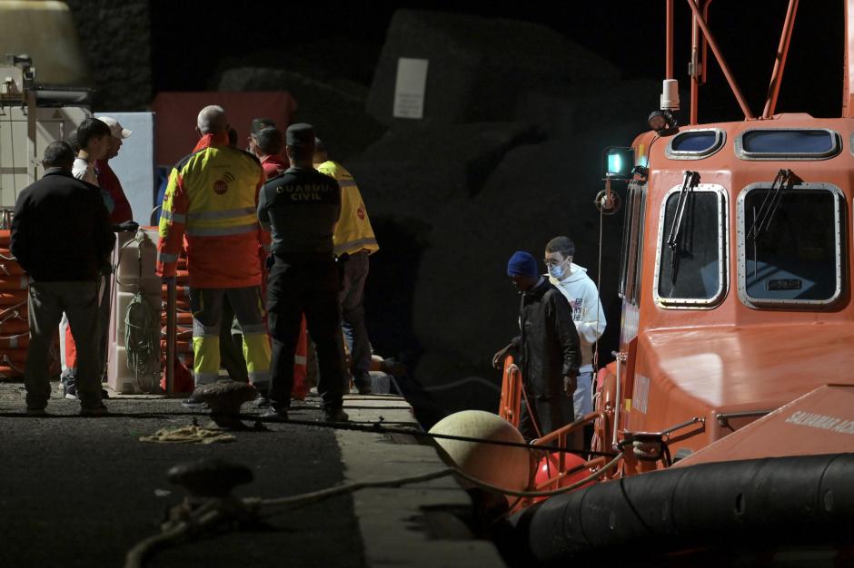 Inmigrantes de un grupo de 65 llegan al puerto de La Restinga en El Hierro