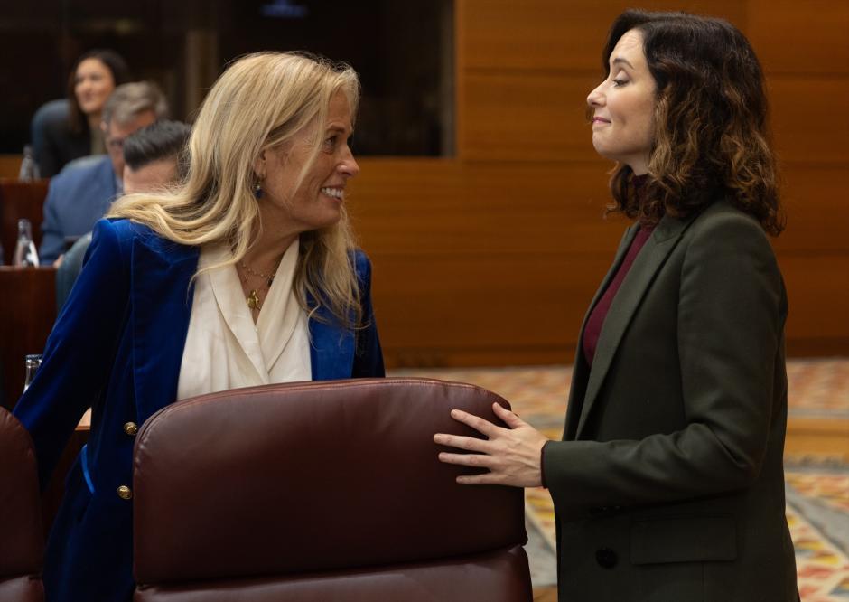 La consejera de Economía, Hacienda y Empleo, Rocío Albert, y la presidenta de la Comunidad de Madrid, Isabel Díaz Ayuso