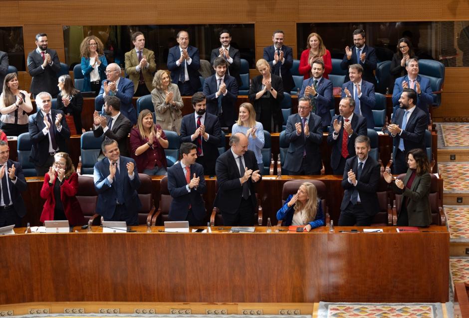 La consejera de Economía, Hacienda y Empleo, Rocío Albert, y la presidenta de la Comunidad de Madrid, Isabel Díaz Ayuso