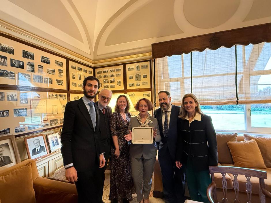 Ana Palacio muestra el premio Otto de Habsburgo